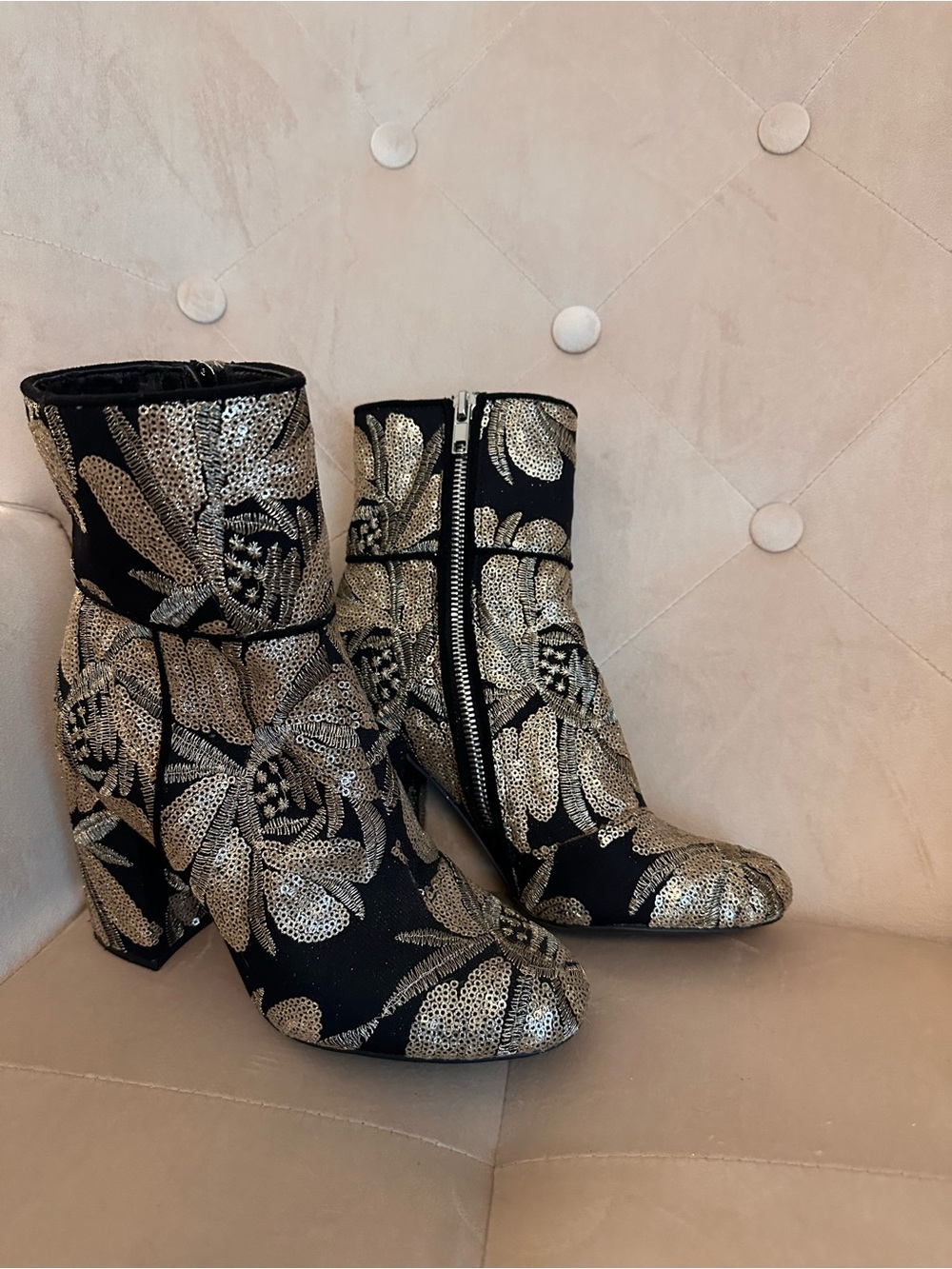 ✨ STEVE MADDEN BLACK & GOLD EMBELLISHED BOOTS – SIZE 6 ✨